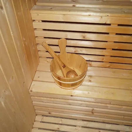поликсения петиня * 特里亚夫纳
